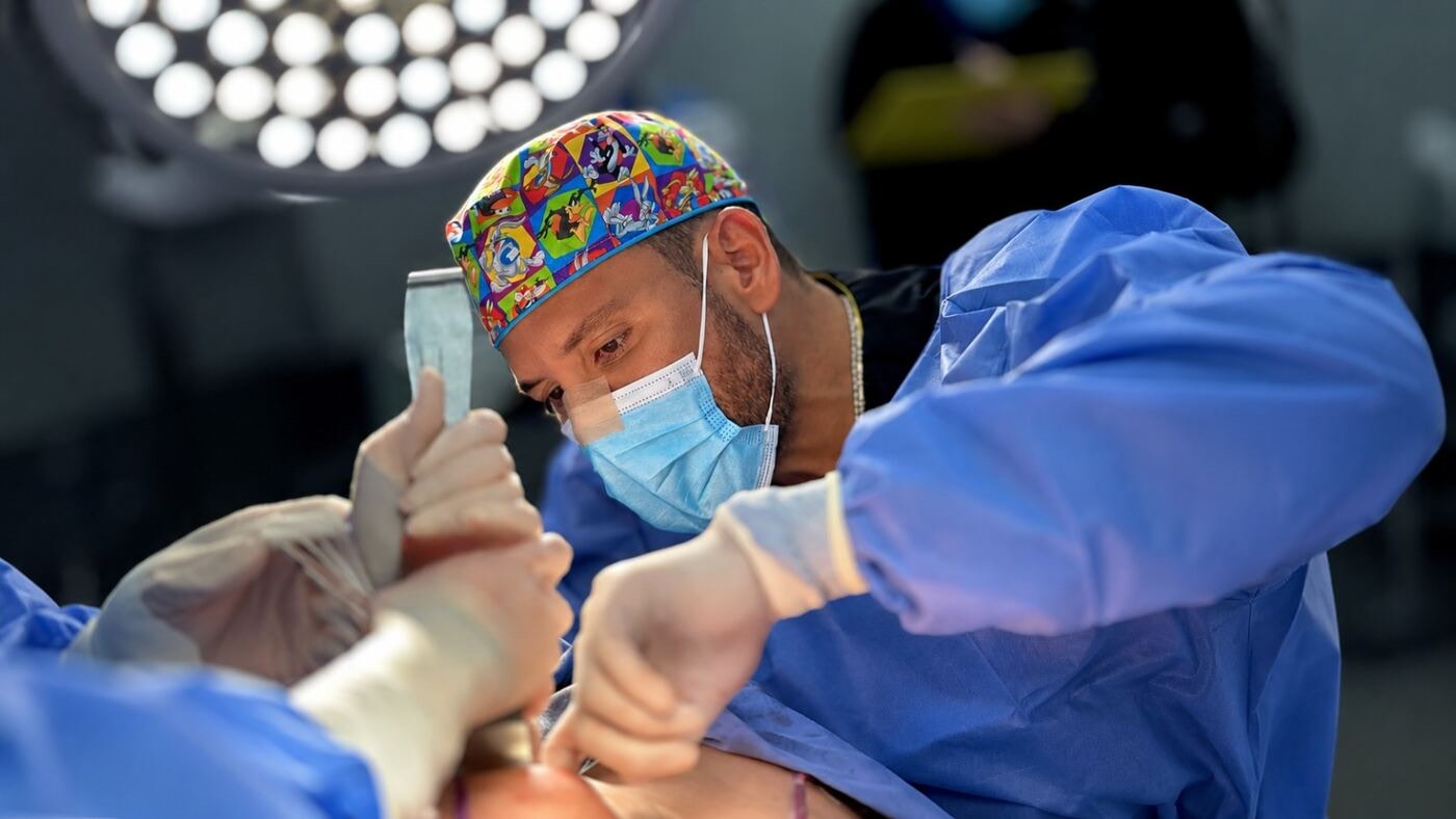 Dr. Carlos Ramos operando